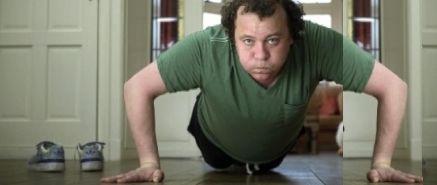 Man is aan het opdrukken in de huiskamer.