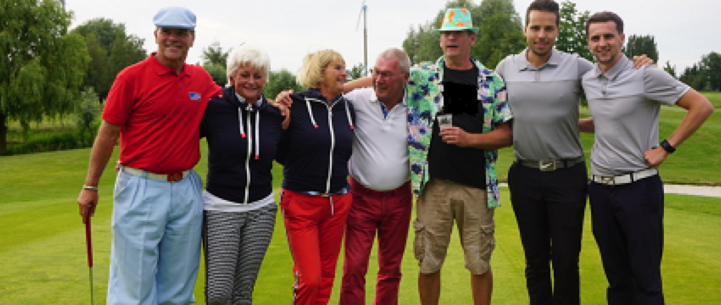 Groep golfers op een golfveld