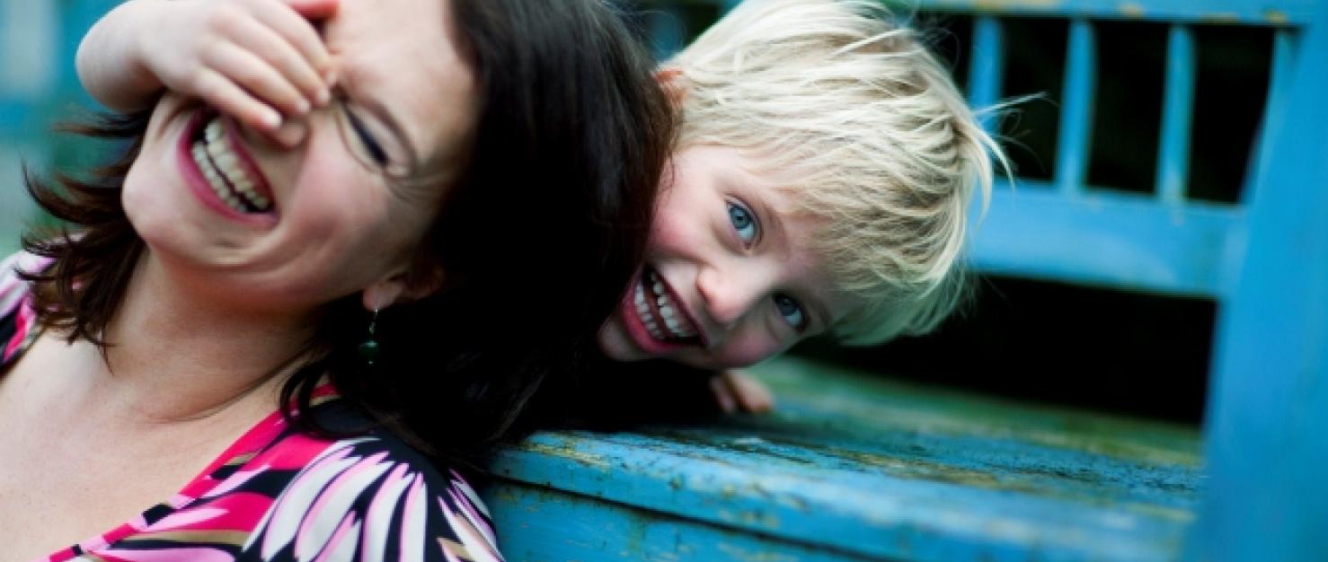 Vrouw lachend met zoontje