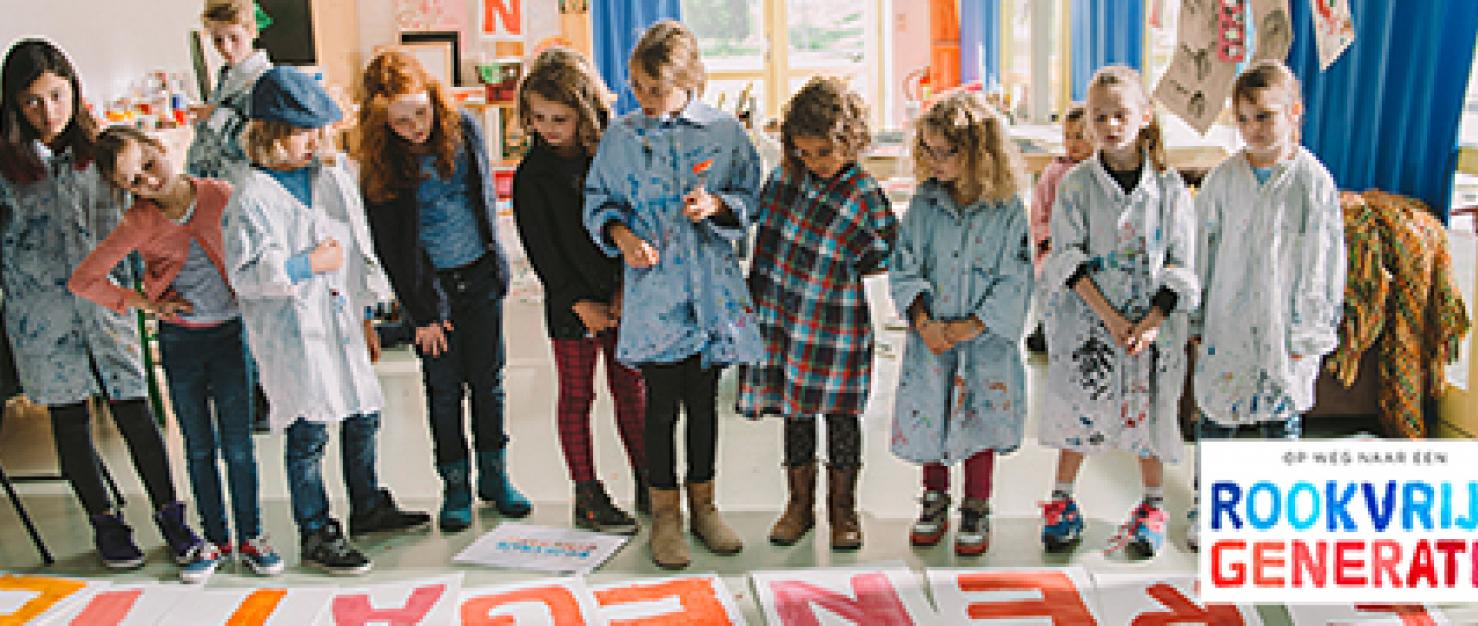 Kinderen kijken naar de tekst Rookvrije Generatie.