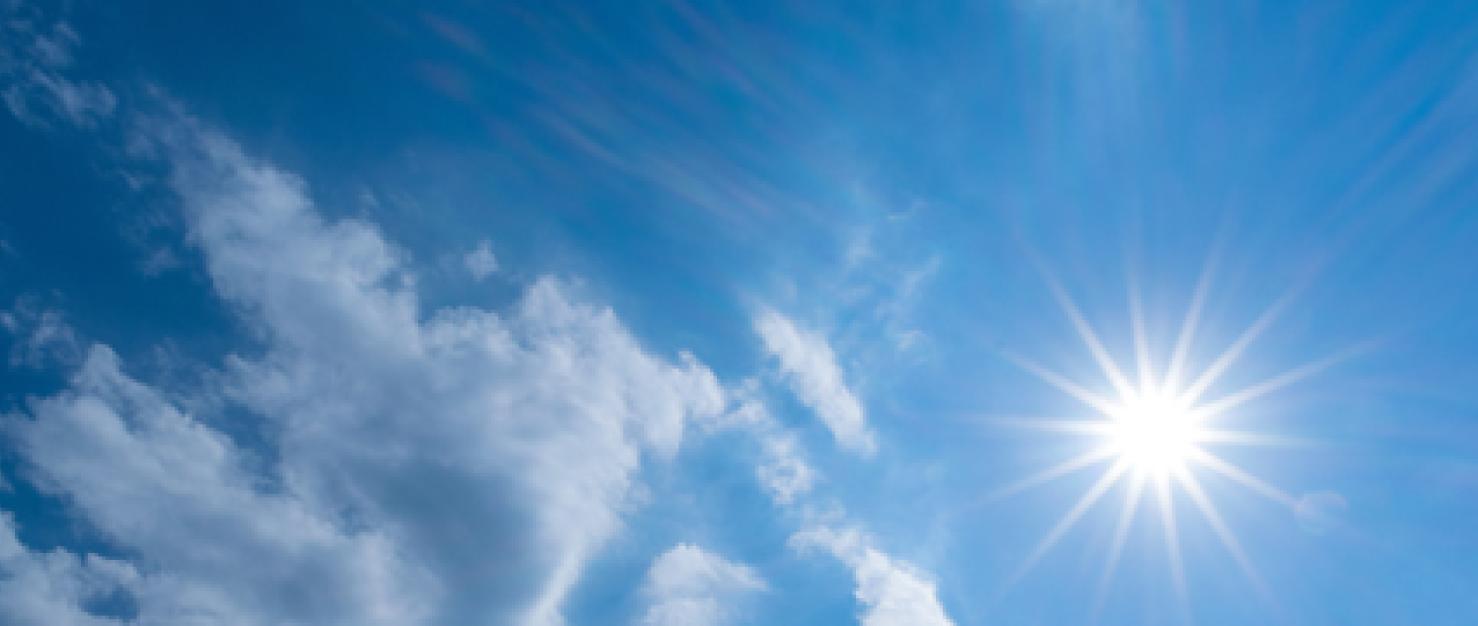 Blauwe lucht met de zon.
