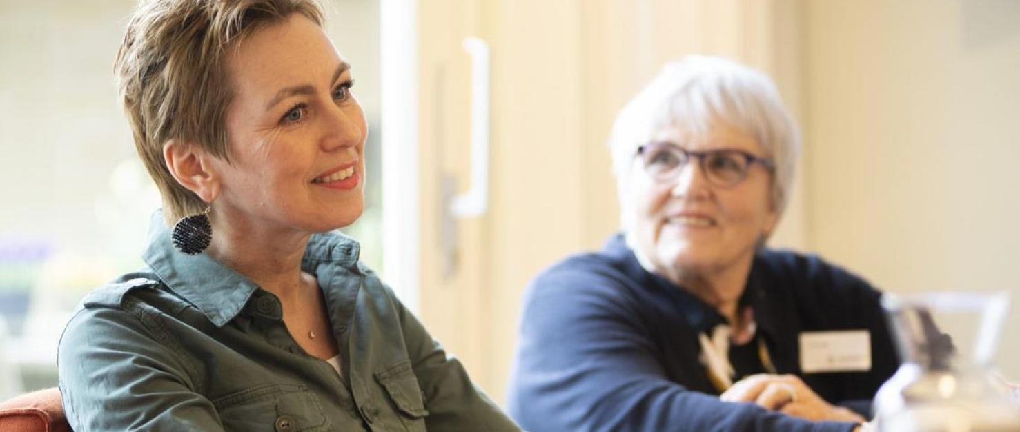 Twee vrouwen in het inloophuis