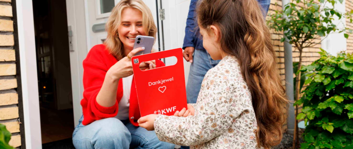 collectant aan deur met QR-bord KWF