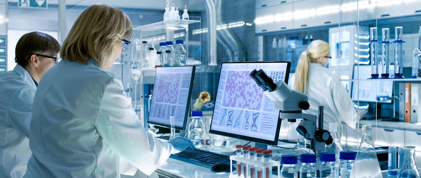 Onderzoekers in laboratorium