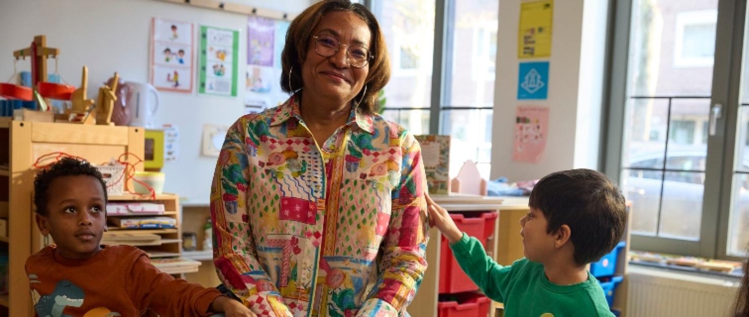 Schooljuf met kleuters in de klas