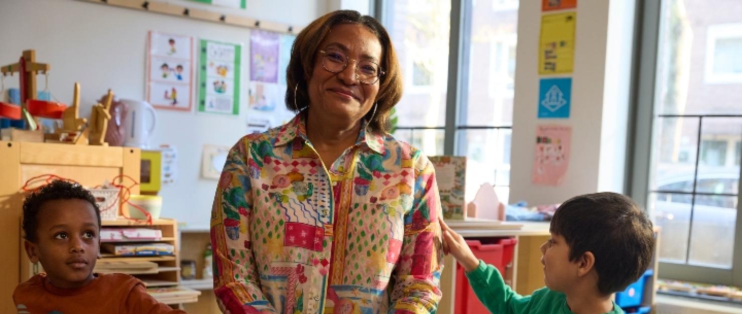 Schooljuf met kleuters in de klas