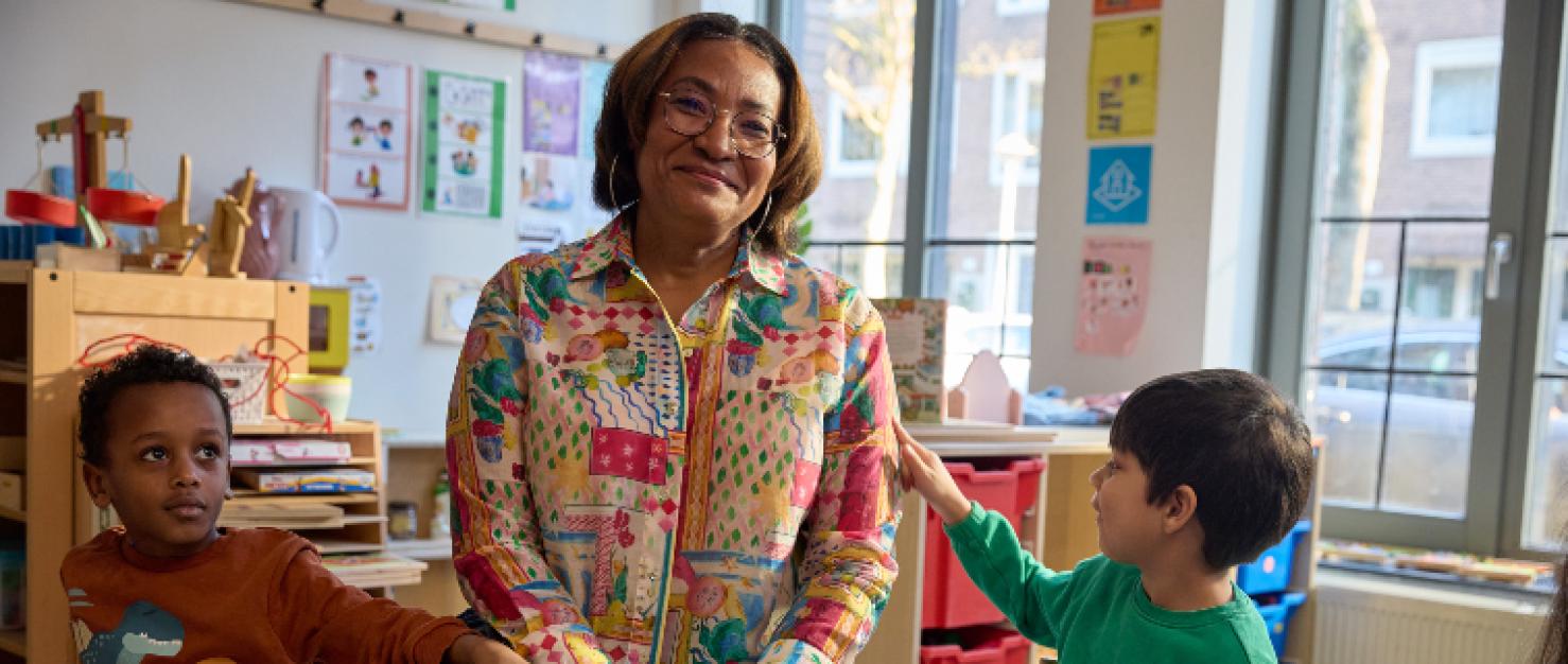 Schooljuf met kleuters in de klas