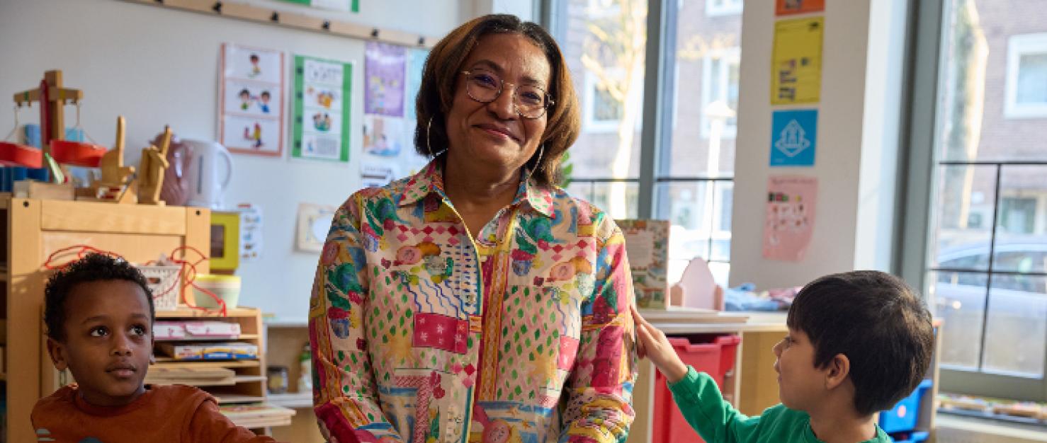 Schooljuf met kleuters in de klas