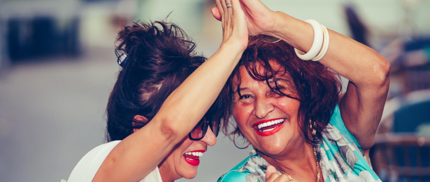 Lachende vrouwen geven elkaar een high five