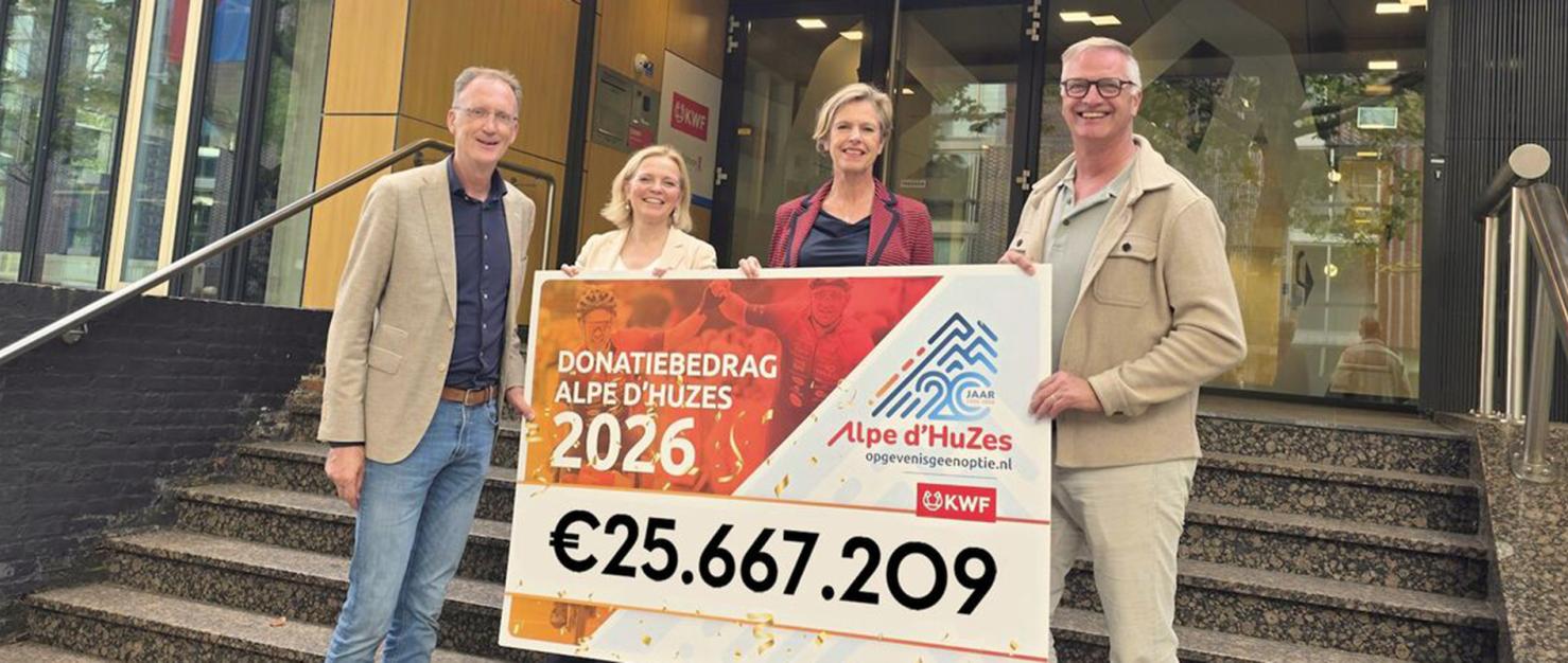 Overhandiging cheque eindopbrengst Alpe d'HuZes 2026