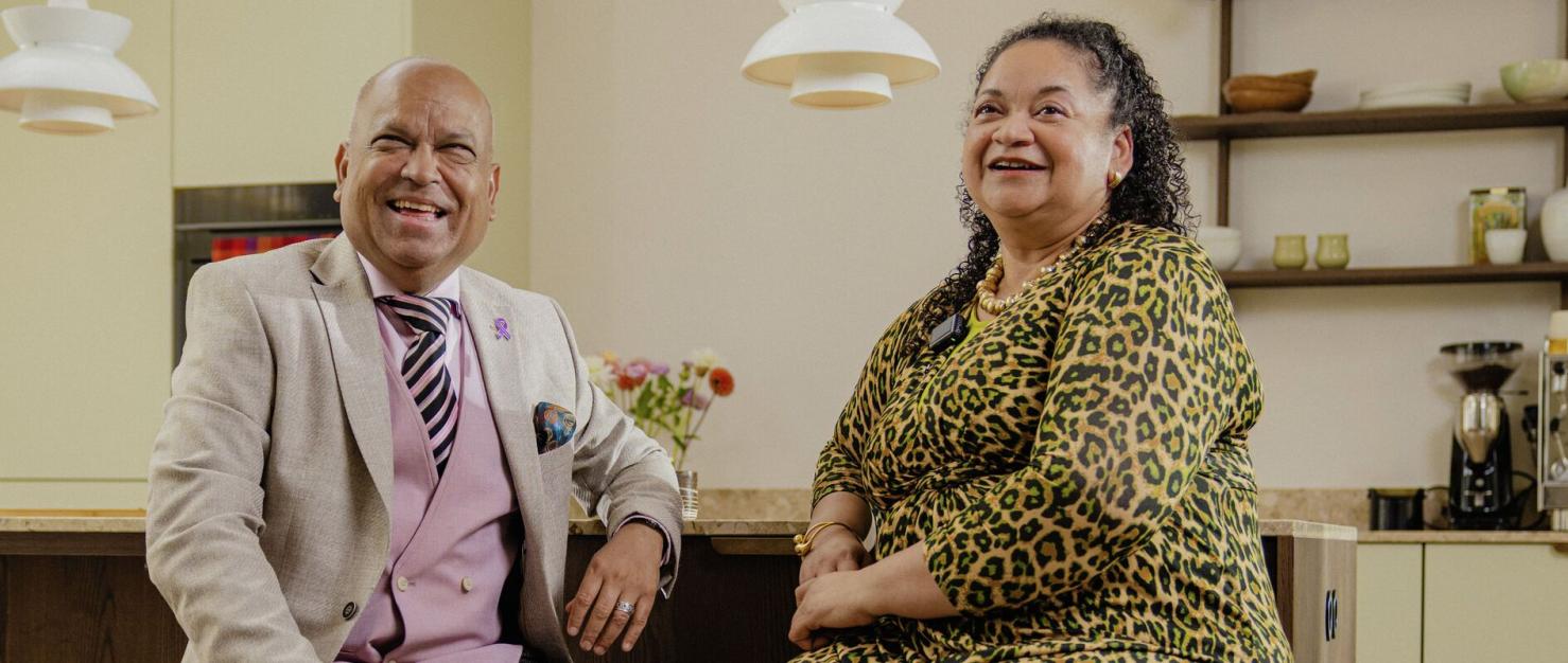 Man en vrouw lachend in keuken