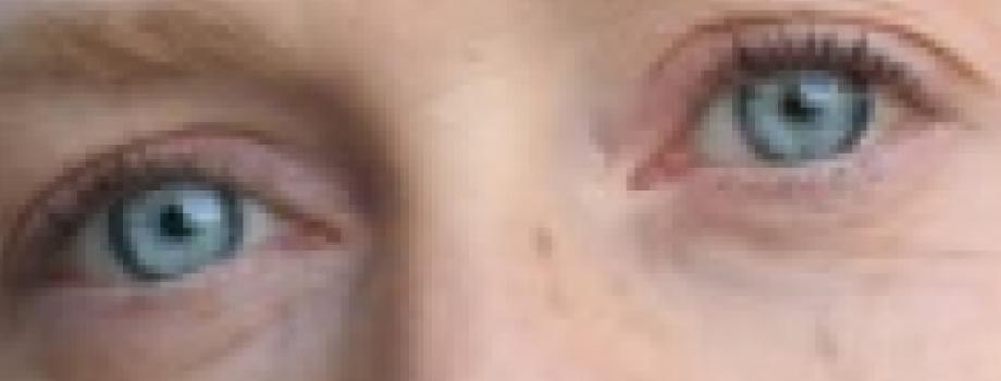 Vrouw met blond haar, blauwe ogen en rode lippenstift
