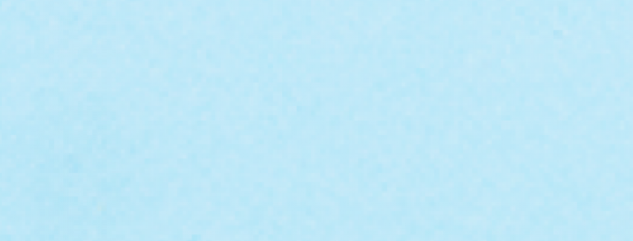 Geneesmiddelen en een glas water van bovenaf gezien op een blauwe achtergrond.
