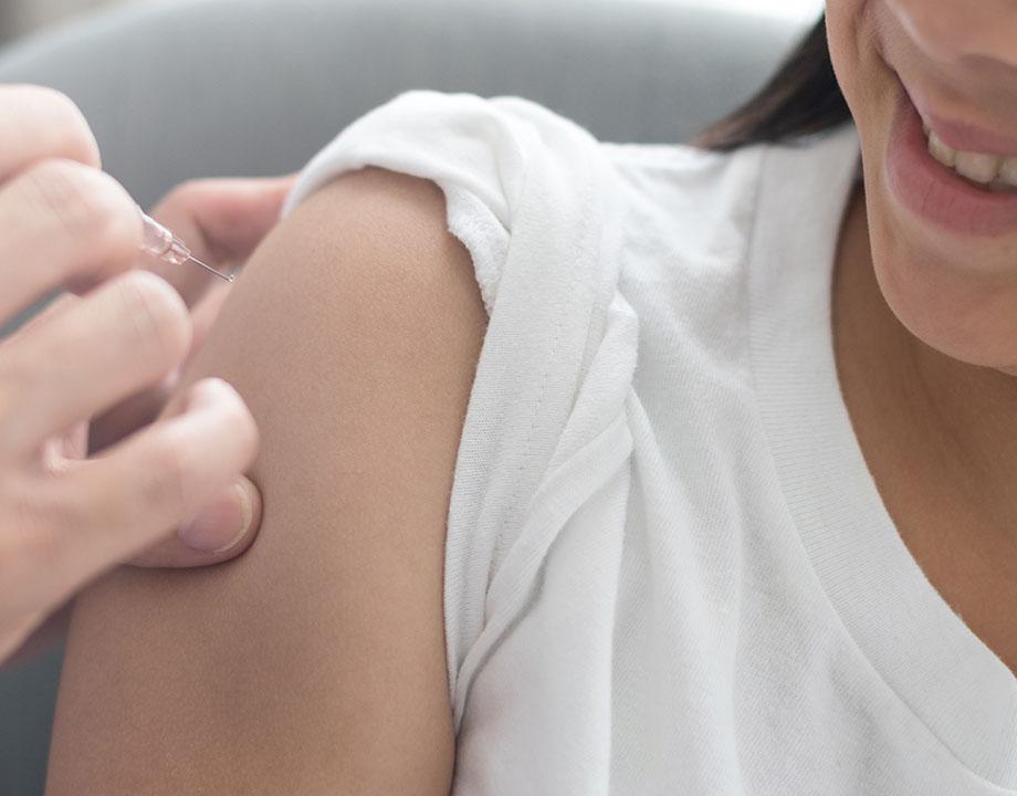 Meisje krijgt HPV-prik
