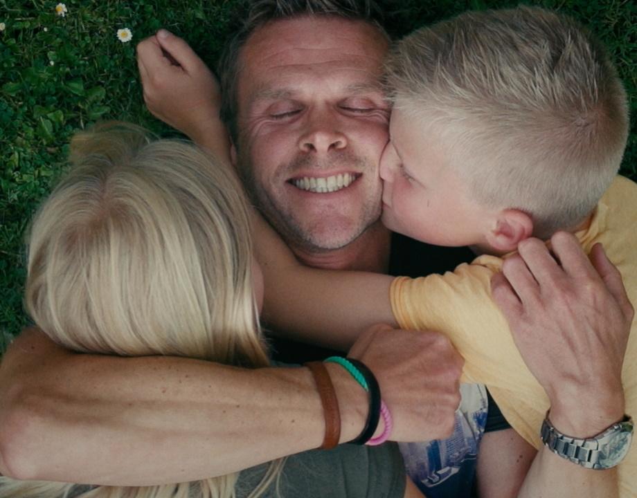 mathieu knuffelt met kinderen